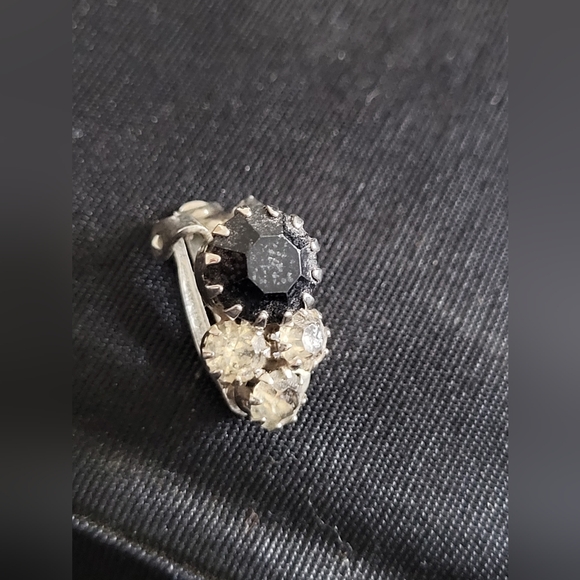 4/$20 🌟Lot of clip-on earrings mismatched. - Picture 2 of 15